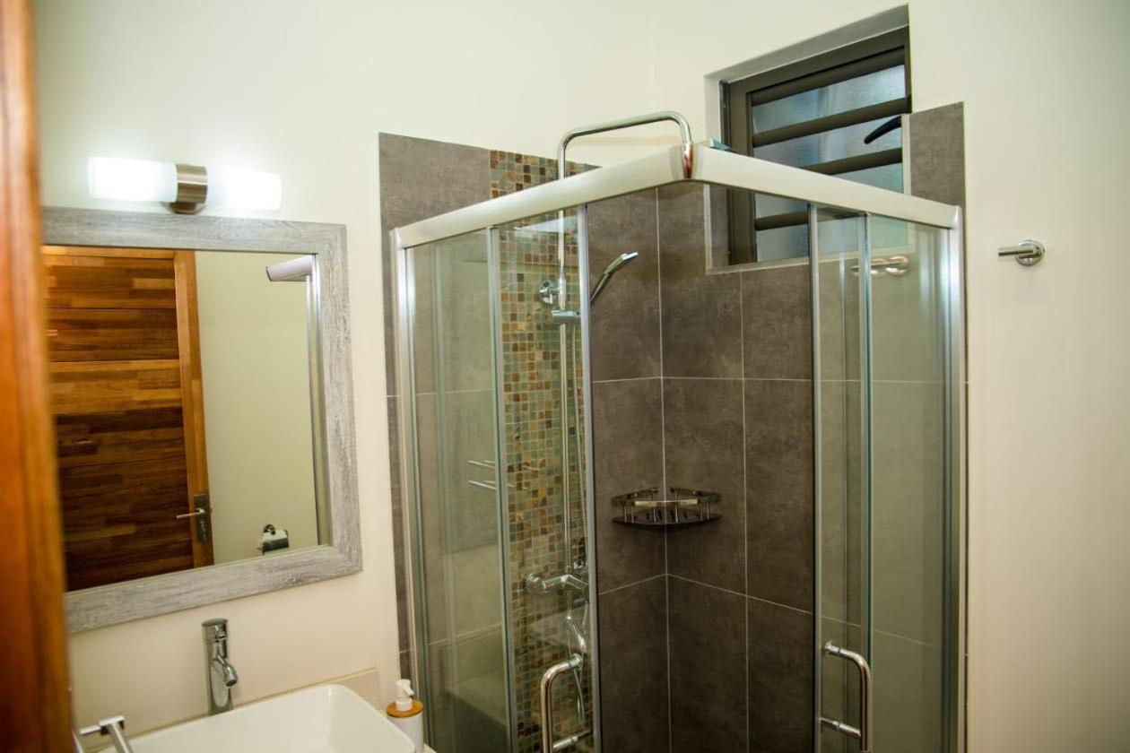 Entire Luxury 3 BR condo for rent - Flic-en-Flac - Close to Beach Exterior foto