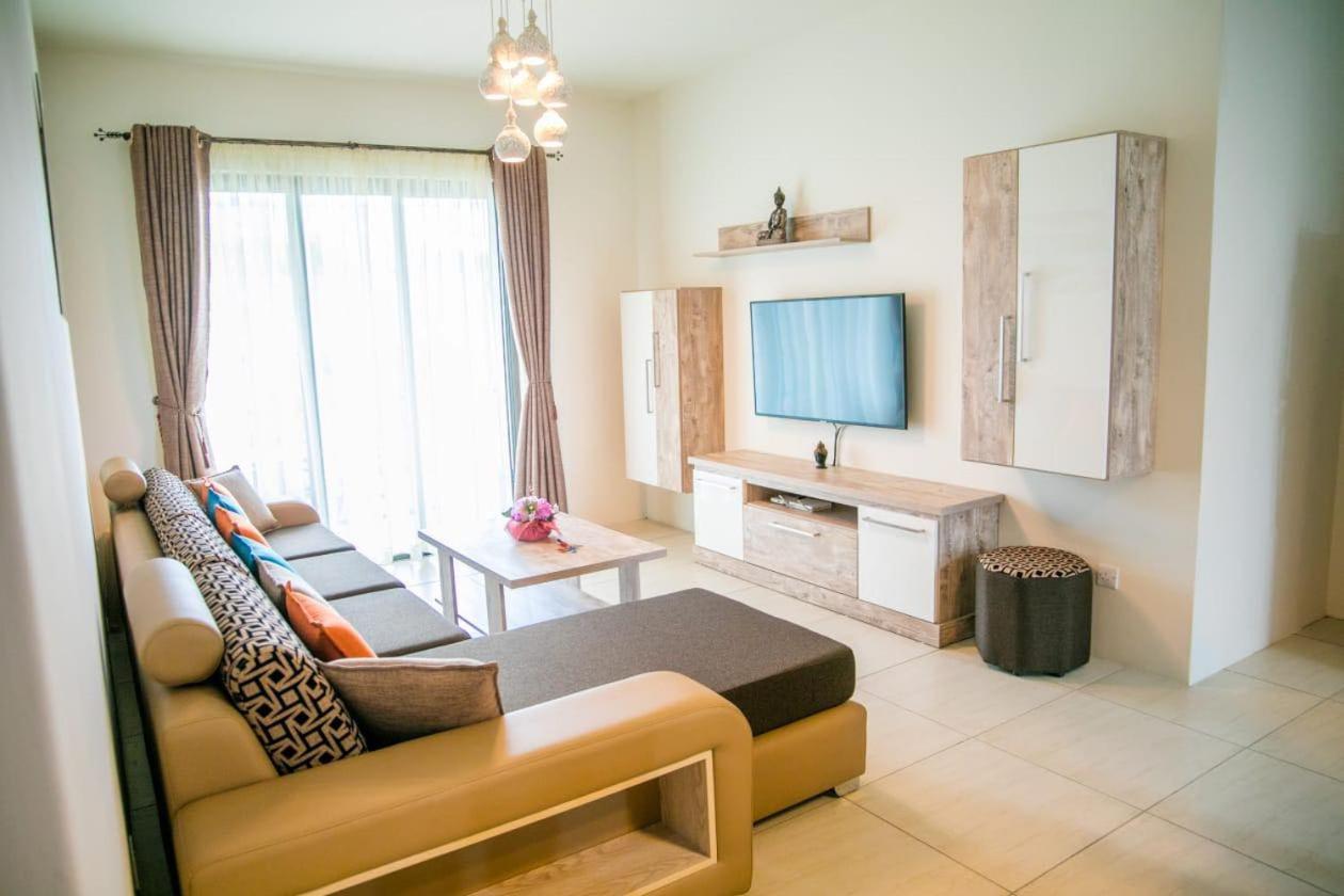 Entire Luxury 3 BR condo for rent - Flic-en-Flac - Close to Beach Exterior foto
