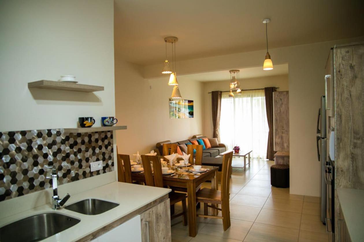 Entire Luxury 3 BR condo for rent - Flic-en-Flac - Close to Beach Exterior foto